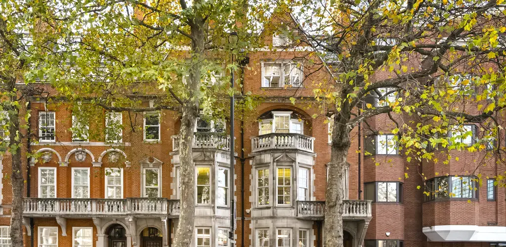 Front elevation of 128 Buckingham Palace Road in London